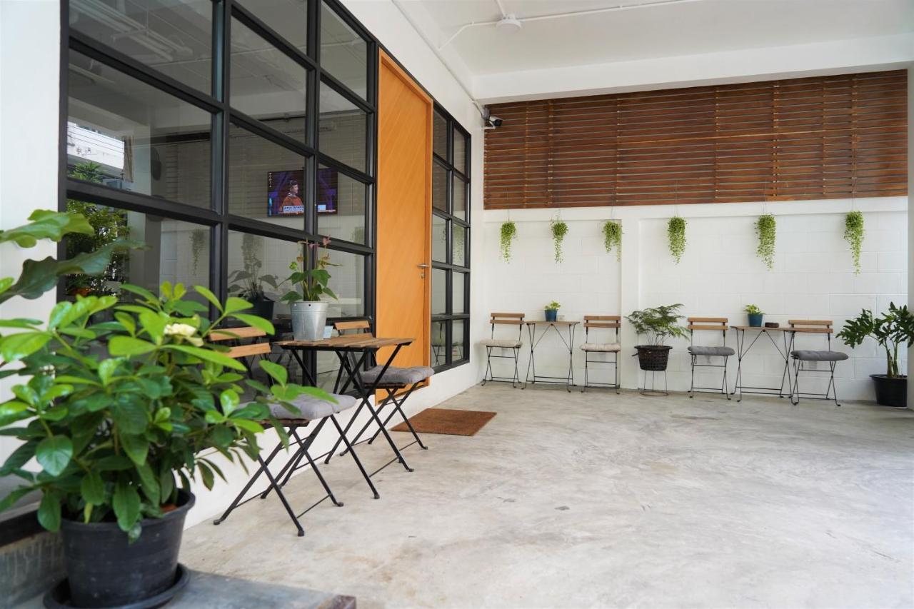 Silom Studios Bangkok Exterior foto